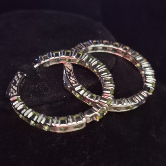 Vtg Sterling Silver Peridot Hoop Huggie Earrings Green Gemstone 1.25" Eternity - Picture 3 of 6